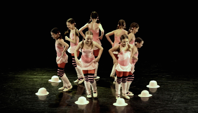 soubor III. / choreografie "PihovatĂˇ dĂ­vka" - SalesiĂˇnskĂ© divadlo 17.1.2015